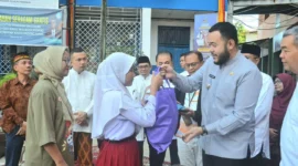 Wali Kota Padang Fadly Amran menyerahkan secara simbolis baju seragam sekolah gratis kepada peserta didik baru di SMPN 2 Padang, Jumat (11/7/2025). (Foto: Prokopim Padang)