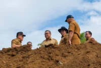 Bupati Tanah Datar Eka Putra bersama Sekdaprov Sumbar Ari Yuswandi meninjau proses pengerjaan lahan untuk Sekolah Rakyat di Jorong Bukit Gombak, Selasa (15/7/2025) sore. (Foto: Prokopim Tanah Datar)