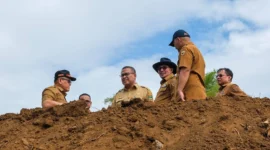 Bupati Tanah Datar Eka Putra bersama Sekdaprov Sumbar Ari Yuswandi meninjau proses pengerjaan lahan untuk Sekolah Rakyat di Jorong Bukit Gombak, Selasa (15/7/2025) sore. (Foto: Prokopim Tanah Datar)