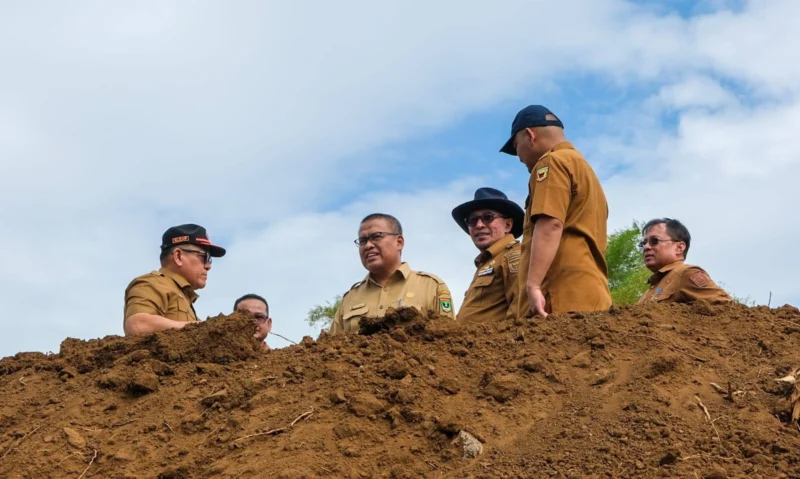Bupati Tanah Datar Eka Putra bersama Sekdaprov Sumbar Ari Yuswandi meninjau proses pengerjaan lahan untuk Sekolah Rakyat di Jorong Bukit Gombak, Selasa (15/7/2025) sore. (Foto: Prokopim Tanah Datar)