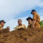 Bupati Tanah Datar Eka Putra bersama Sekdaprov Sumbar Ari Yuswandi meninjau proses pengerjaan lahan untuk Sekolah Rakyat di Jorong Bukit Gombak, Selasa (15/7/2025) sore. (Foto: Prokopim Tanah Datar)