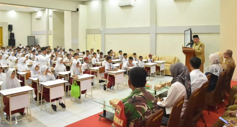 Wawako Padang, Maigus Nasir membuka program Sekolah Rakyat Menengah Pertama di Kota Padang, Senin (14/7/2025). (Foto: Prokopim Padang)
