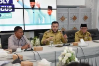 Wali Kota Padang Fadly Amran menggelar rapat koordinasi bersama Baznas Padang di Gedung Putih Rumah Dinas Wali Kota Padang pada Senin (14/7/2025). (Foto: Diskominfo Padang)