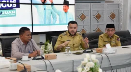 Wali Kota Padang Fadly Amran menggelar rapat koordinasi bersama Baznas Padang di Gedung Putih Rumah Dinas Wali Kota Padang pada Senin (14/7/2025). (Foto: Diskominfo Padang)