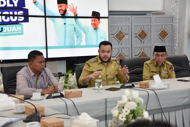 Wali Kota Padang Fadly Amran menggelar rapat koordinasi bersama Baznas Padang di Gedung Putih Rumah Dinas Wali Kota Padang pada Senin (14/7/2025). (Foto: Diskominfo Padang)