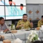 Wali Kota Padang Fadly Amran menggelar rapat koordinasi bersama Baznas Padang di Gedung Putih Rumah Dinas Wali Kota Padang pada Senin (14/7/2025). (Foto: Diskominfo Padang)