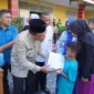 Wakil Wali Kota Padang, Maigus Nasir menyerahkan seragam sekolah gratis kepada peserta didik di SDN 03 Alai, Kecamatan Padang Utara, Jumat (11/7/2025). (Foto: Diskominfo Padang)