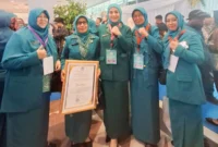 Mardiati, kader PKK Padang meraih Pin Emas Adhi Bakti pada puncak peringatan HKG PKK ke-53 di Samarinda, Kalimantan Timur, Selasa (8/7/2025). (Foto: Diskominfo Padang)