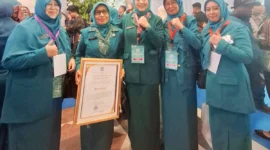 Mardiati, kader PKK Padang meraih Pin Emas Adhi Bakti pada puncak peringatan HKG PKK ke-53 di Samarinda, Kalimantan Timur, Selasa (8/7/2025). (Foto: Diskominfo Padang)