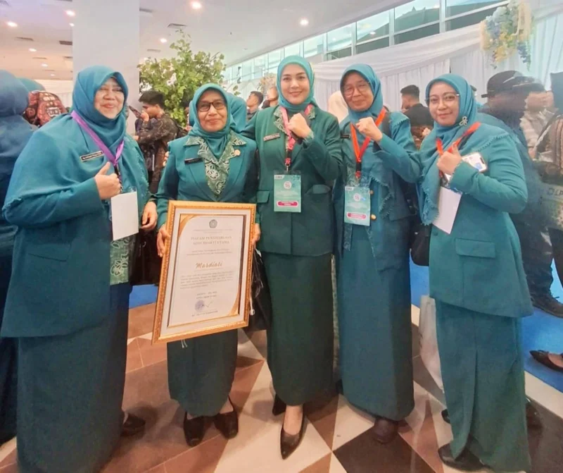 Mardiati, kader PKK Padang meraih Pin Emas Adhi Bakti pada puncak peringatan HKG PKK ke-53 di Samarinda, Kalimantan Timur, Selasa (8/7/2025). (Foto: Diskominfo Padang)