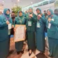 Mardiati, kader PKK Padang meraih Pin Emas Adhi Bakti pada puncak peringatan HKG PKK ke-53 di Samarinda, Kalimantan Timur, Selasa (8/7/2025). (Foto: Diskominfo Padang)