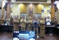 Plh Sekdako Padang Corri Saidan membuka Workshop Penanganan Insiden Siber DDoS Bagi Agen Padang-CSIRT di Ruang Abu Bakar Ja'ar Balai Kota Padang, Aie Pacah, Selasa (8/7/2025). (Foto: Diskominfo Padang)