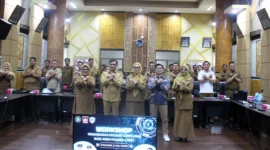 Plh Sekdako Padang Corri Saidan membuka Workshop Penanganan Insiden Siber DDoS Bagi Agen Padang-CSIRT di Ruang Abu Bakar Ja'ar Balai Kota Padang, Aie Pacah, Selasa (8/7/2025). (Foto: Diskominfo Padang)