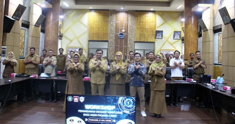 Plh Sekdako Padang Corri Saidan membuka Workshop Penanganan Insiden Siber DDoS Bagi Agen Padang-CSIRT di Ruang Abu Bakar Ja'ar Balai Kota Padang, Aie Pacah, Selasa (8/7/2025). (Foto: Diskominfo Padang)