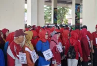 PWRI Padang menggelar jalan sehat dan aksi pungut sampah dalam rangka memperingati HUT ke-63, Sabtu (19/7/2025) pagi. (Foto: Prokopim Padang)