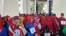 PWRI Padang menggelar jalan sehat dan aksi pungut sampah dalam rangka memperingati HUT ke-63, Sabtu (19/7/2025) pagi. (Foto: Prokopim Padang)