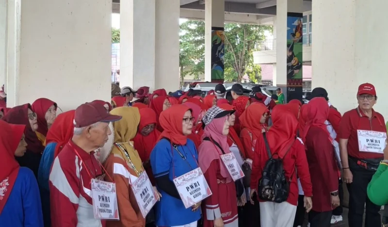 PWRI Padang menggelar jalan sehat dan aksi pungut sampah dalam rangka memperingati HUT ke-63, Sabtu (19/7/2025) pagi. (Foto: Prokopim Padang)