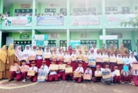 Sebanyak 24 siswa SDN 15 Ampalu Pariaman menerima penghargaan dari Kepala Desa Ampalu atas prestasi akademik mereka. (Foto: Kominfo Pariaman)