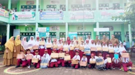 Sebanyak 24 siswa SDN 15 Ampalu Pariaman menerima penghargaan dari Kepala Desa Ampalu atas prestasi akademik mereka. (Foto: Kominfo Pariaman)