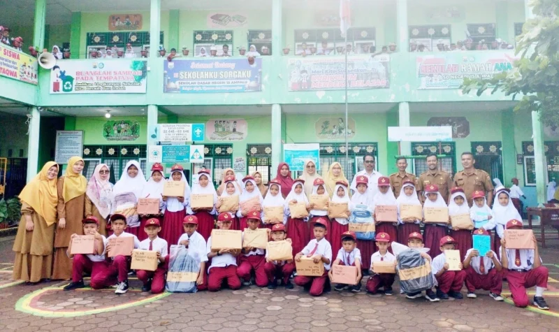 Sebanyak 24 siswa SDN 15 Ampalu Pariaman menerima penghargaan dari Kepala Desa Ampalu atas prestasi akademik mereka. (Foto: Kominfo Pariaman)