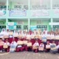 Sebanyak 24 siswa SDN 15 Ampalu Pariaman menerima penghargaan dari Kepala Desa Ampalu atas prestasi akademik mereka. (Foto: Kominfo Pariaman)