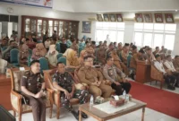 Wakil Bupati Tanah Datar, Ahmad Fadly mengikuti peluncuran nasional kelembagaan 80.000 Koperasi Merah Putih secara virtual di Aula Kantor Bupati, Senin (21/5/2025). (Foto: Pemkab Tanah Datar)