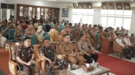 Wakil Bupati Tanah Datar, Ahmad Fadly mengikuti peluncuran nasional kelembagaan 80.000 Koperasi Merah Putih secara virtual di Aula Kantor Bupati, Senin (21/5/2025). (Foto: Pemkab Tanah Datar)