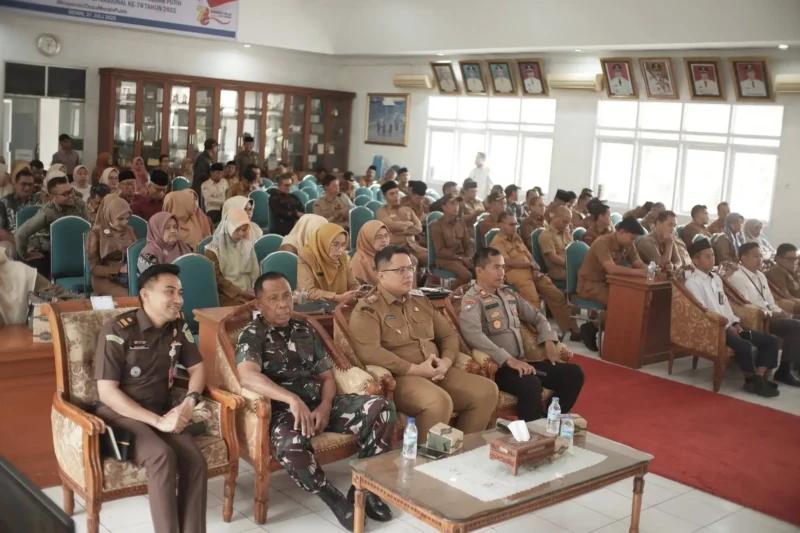 Wakil Bupati Tanah Datar, Ahmad Fadly mengikuti peluncuran nasional kelembagaan 80.000 Koperasi Merah Putih secara virtual di Aula Kantor Bupati, Senin (21/5/2025). (Foto: Pemkab Tanah Datar)
