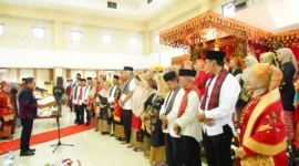 Bupati Tanah Datar Eka Putra mengukuhkan pengurus IKTS Jabodetabek periode 2025–2030 di Gedung DPD LVRI, Jakarta Timur, Sabtu (19/7/2025). (Foto: Prokopim Tanah Datar)