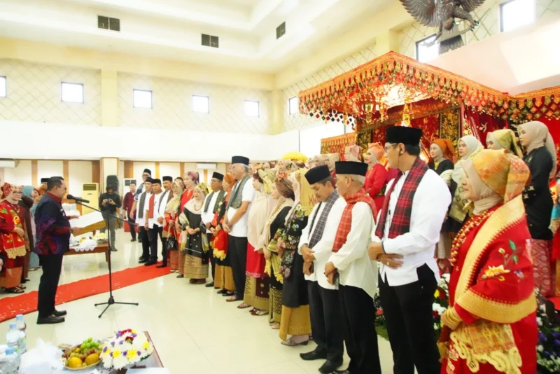 Bupati Tanah Datar Eka Putra mengukuhkan pengurus IKTS Jabodetabek periode 2025–2030 di Gedung DPD LVRI, Jakarta Timur, Sabtu (19/7/2025). (Foto: Prokopim Tanah Datar)
