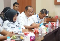 Wabup Dharmasraya, Leli Arni, menerima kunjungan Wabup Kabupaten Bungo, Tri Wahyu Hidayat beserta rombongan di Aula Kantor Bupati Dharmasraya, Pulau Punjung, Rabu (16/7/2025). (Foto: Pemkab Dharmasraya)
