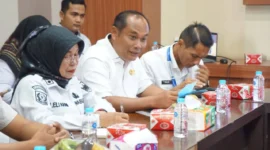 Wabup Dharmasraya, Leli Arni, menerima kunjungan Wabup Kabupaten Bungo, Tri Wahyu Hidayat beserta rombongan di Aula Kantor Bupati Dharmasraya, Pulau Punjung, Rabu (16/7/2025). (Foto: Pemkab Dharmasraya)