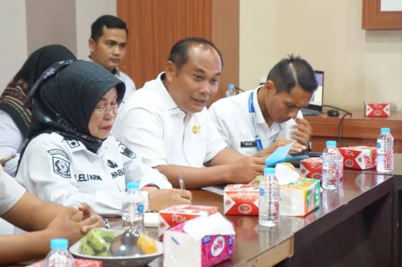 Wabup Dharmasraya, Leli Arni, menerima kunjungan Wabup Kabupaten Bungo, Tri Wahyu Hidayat beserta rombongan di Aula Kantor Bupati Dharmasraya, Pulau Punjung, Rabu (16/7/2025). (Foto: Pemkab Dharmasraya)