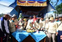 Bupati Padang Pariaman, John Kenedy Azis memotong nasi tumpeng dalam rangka memperingati Hari Koperasi Nasional ke-78, Sabtu (12/7/2025). (Foto: Diskominfo Padang Pariaman)