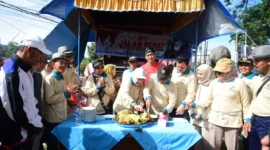 Bupati Padang Pariaman, John Kenedy Azis memotong nasi tumpeng dalam rangka memperingati Hari Koperasi Nasional ke-78, Sabtu (12/7/2025). (Foto: Diskominfo Padang Pariaman)