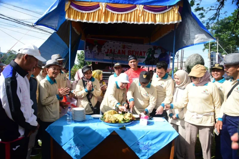 Bupati Padang Pariaman, John Kenedy Azis memotong nasi tumpeng dalam rangka memperingati Hari Koperasi Nasional ke-78, Sabtu (12/7/2025). (Foto: Diskominfo Padang Pariaman)