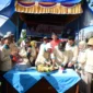 Bupati Padang Pariaman, John Kenedy Azis memotong nasi tumpeng dalam rangka memperingati Hari Koperasi Nasional ke-78, Sabtu (12/7/2025). (Foto: Diskominfo Padang Pariaman)