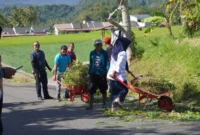 Berbagai elemen masyarakat bergotong dalam kegiatan Papatim Kasih di Kelurahan Ekor Lubuk, Rabu (16/7/2025). (Foto: Kominfo Padang Panjang)