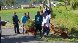 Berbagai elemen masyarakat bergotong dalam kegiatan Papatim Kasih di Kelurahan Ekor Lubuk, Rabu (16/7/2025). (Foto: Kominfo Padang Panjang)