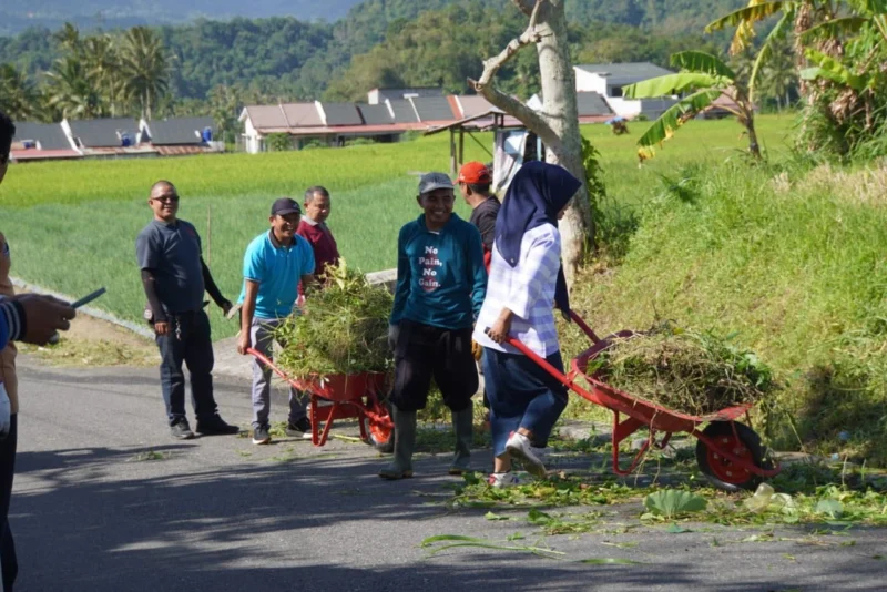 Berbagai elemen masyarakat bergotong dalam kegiatan Papatim Kasih di Kelurahan Ekor Lubuk, Rabu (16/7/2025). (Foto: Kominfo Padang Panjang)