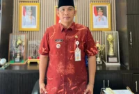 Camat Lubuk Begalung Nofiandi Amir mengenakan batik karya anak Nagari Nan XX. (Foto: Ist)