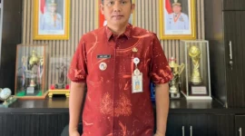 Camat Lubuk Begalung Nofiandi Amir mengenakan batik karya anak Nagari Nan XX. (Foto: Ist)