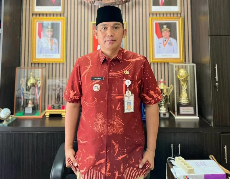Camat Lubuk Begalung Nofiandi Amir mengenakan batik karya anak Nagari Nan XX. (Foto: Ist)
