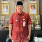 Camat Lubuk Begalung Nofiandi Amir mengenakan batik karya anak Nagari Nan XX. (Foto: Ist)