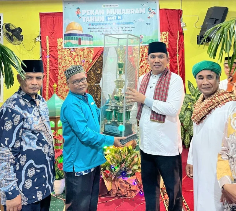 Camat Lubeg Nofiandi Amir membuka Pekan Muharram Tahun 1447 H di Surau Koto Panjang Kelurahan Batuang Taba Nan XX, Jumat (18/7/2025). (Foto: Ist)