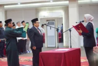 Bupati Dharmasraya, Annisa Suci Ramadhani melantik Jasman sebagai Pj Sekda di Auditorium Dharmasraya, Pulau Punjung, Jumat (18/7/2025). (Foto: Pemkab Dharmasraya)