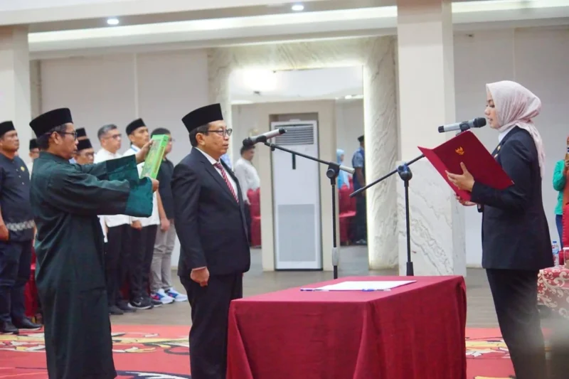 Bupati Dharmasraya, Annisa Suci Ramadhani melantik Jasman sebagai Pj Sekda di Auditorium Dharmasraya, Pulau Punjung, Jumat (18/7/2025). (Foto: Pemkab Dharmasraya)