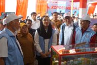 Gubernur, Bupati, Wabup dan lainnya meninjau toko yang dikelola Kopdes Merah Putih Nagari Sungai Duo. (Foto: Pemkab Dharmasraya)