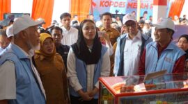 Gubernur, Bupati, Wabup dan lainnya meninjau toko yang dikelola Kopdes Merah Putih Nagari Sungai Duo. (Foto: Pemkab Dharmasraya)