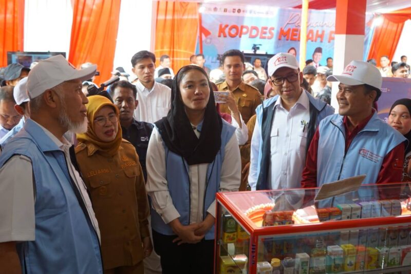 Gubernur, Bupati, Wabup dan lainnya meninjau toko yang dikelola Kopdes Merah Putih Nagari Sungai Duo. (Foto: Pemkab Dharmasraya)